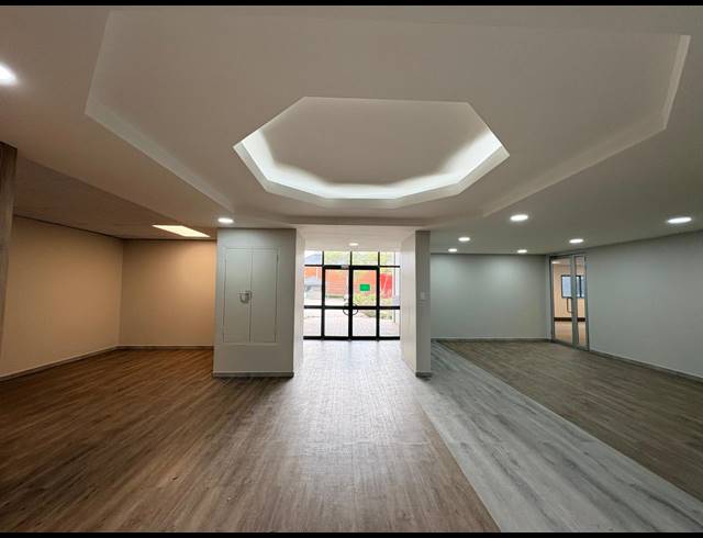 3,949M² OFFICE TO LET IN VORNA VALLEY